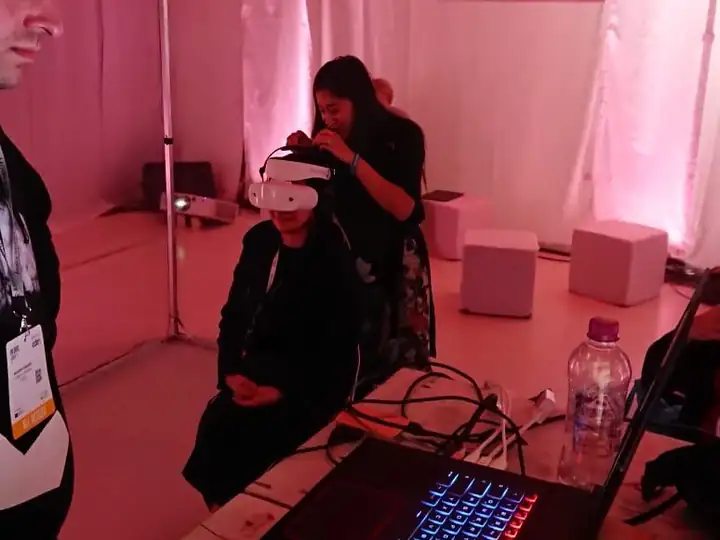 Yip Thy-Diep Ta running a live neurotech headset session
